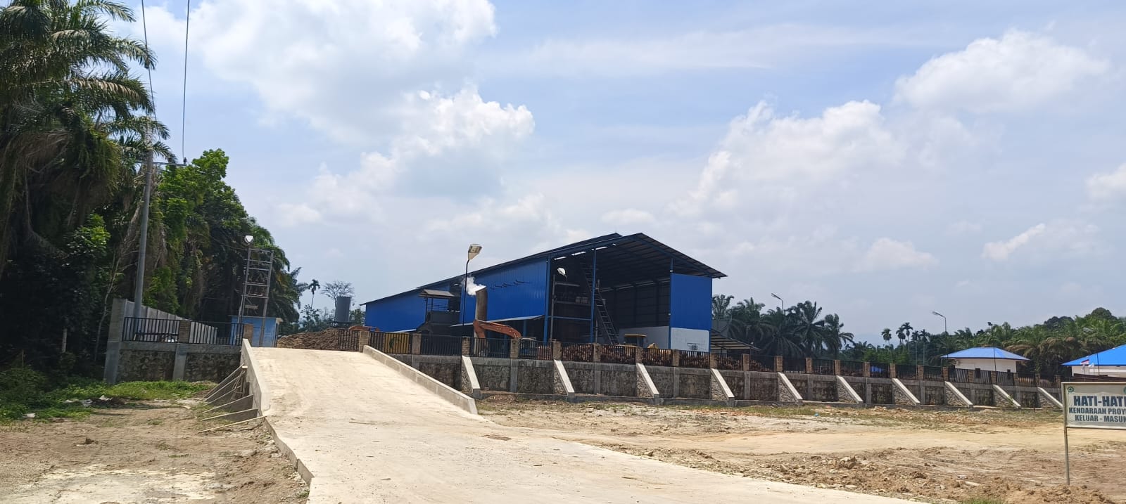 DIKELUHKAN: PKS PT RAS yang kini dikeluhkan masyarakat Desa Bartong, Kec. Sipispis, Sergai. ( fad )