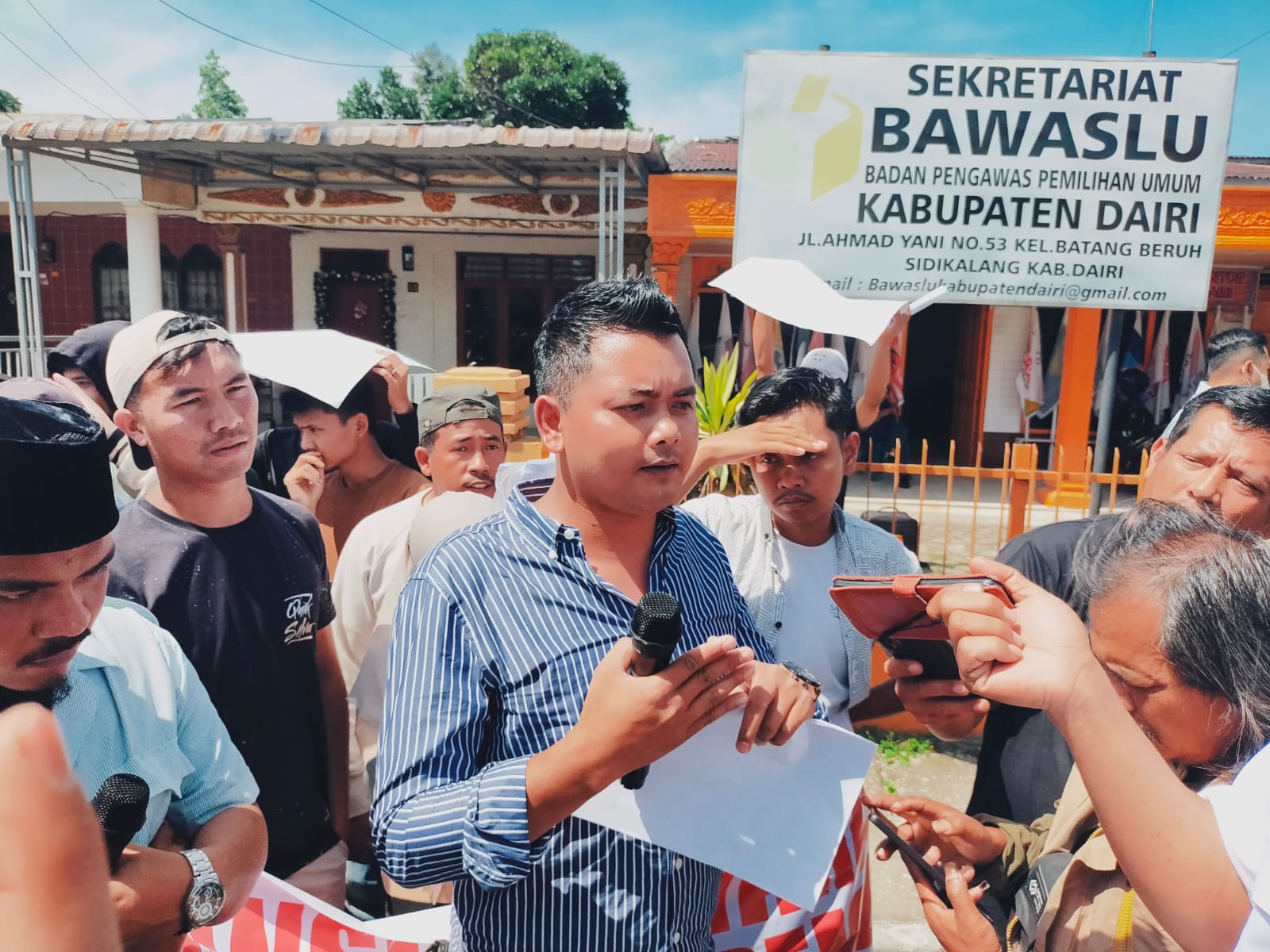 ORASI: Koordinator aksi Aliansi Masyarakat Pengawal Pemilu, Abdi Manullang berorasi di depan Kantor Bawaslu Dairi. Mereka meminta agar Bawaslu mengusut dugaan money politik pada Pemilu 2024