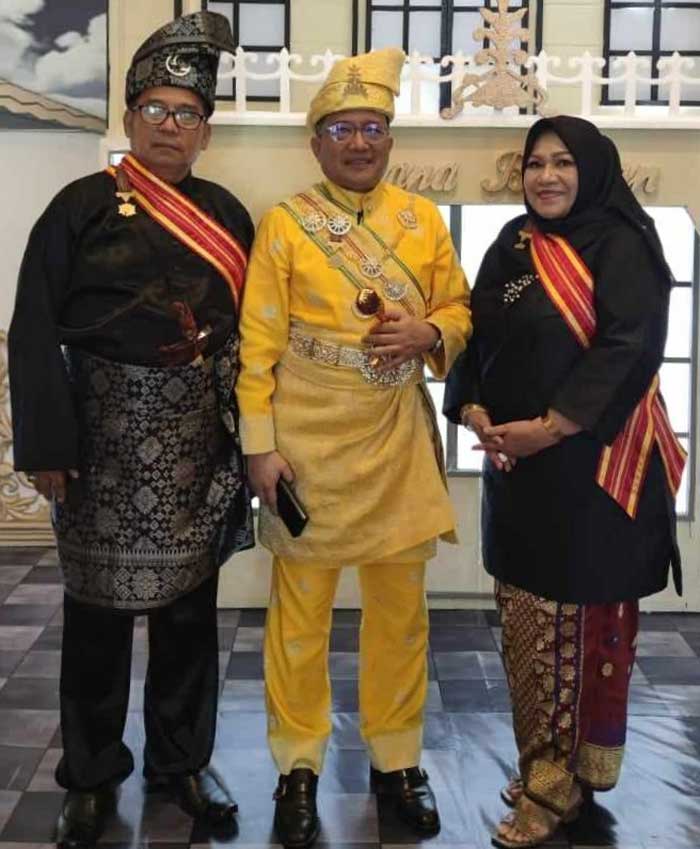 Rivai Nasution dan istri bersama Sultan Kotapinang XIV Tengku Irvan Bahran Ma