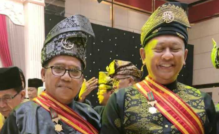 Ketua PB Iklas Rivai Nasution (kiri) bersama Ketua MPR RI Bambang Soesatyo usai penambalan gelar kehormatan oleh Sultan Kotapinang XIV di Medan.