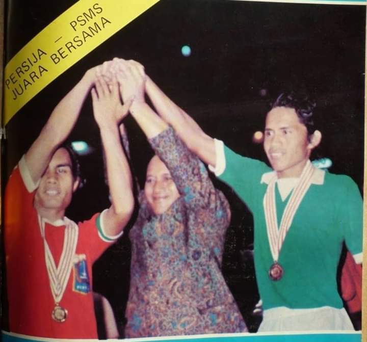 ANGKAT TROPI: Ketua Umum PSSI Bardosono (tengah) mengangkat tangan Kapten PSMS Yuswardi (kanan) dan Kapten Persija Oyong Liza (kiri) sebagai penobatan PSMS dan Persija Juara Bersama