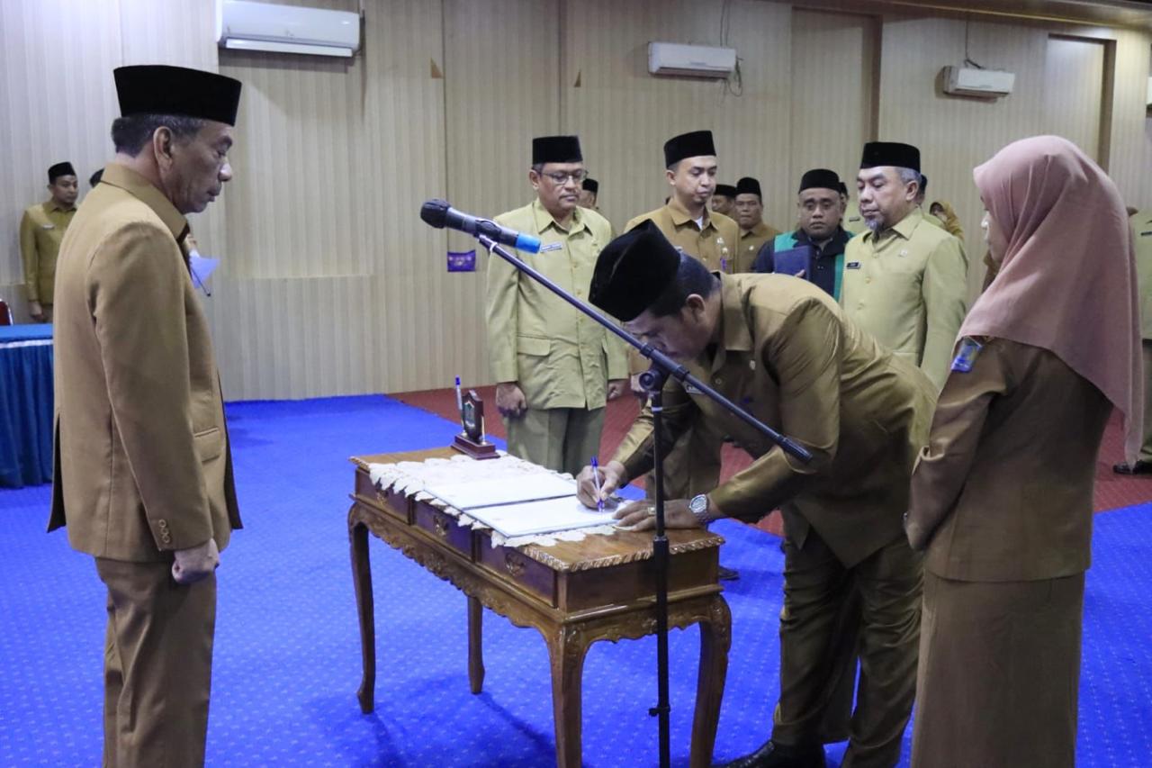 LANTIK: Sekda Binjai, H Irwansyah Nasution (kiri) saat melantik pejabat eselon III di aula balai kota.Diskominfo Binjai/Sumut Pos.