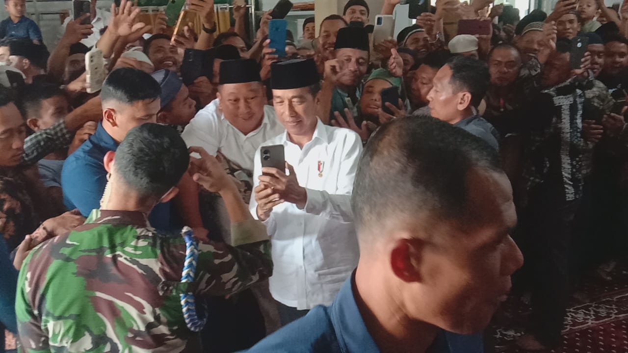 SALAT JUMAT: Presiden RI Jokowi bersilaturahim dan swa foto dengan jamaah Masjid Agung Rantauprapat usai salat jumat.(fajar)