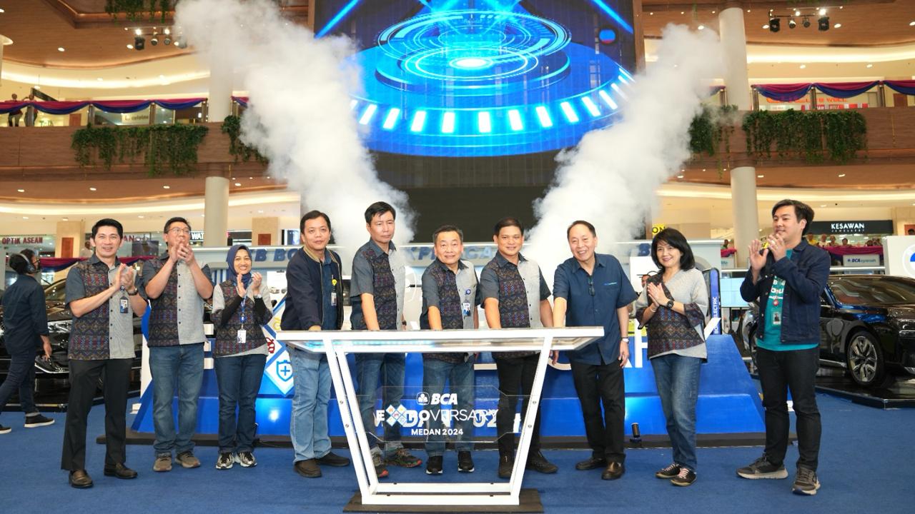 BERSAMA: Direktur BCA Santoso (tengah) bersama Kepala Kantor Wilayah V BCA Iwan Santoso Narto (kelima dari kiri), Senior Vice President Consumer Loan BCA Handy Weriko (keempat dari kanan)