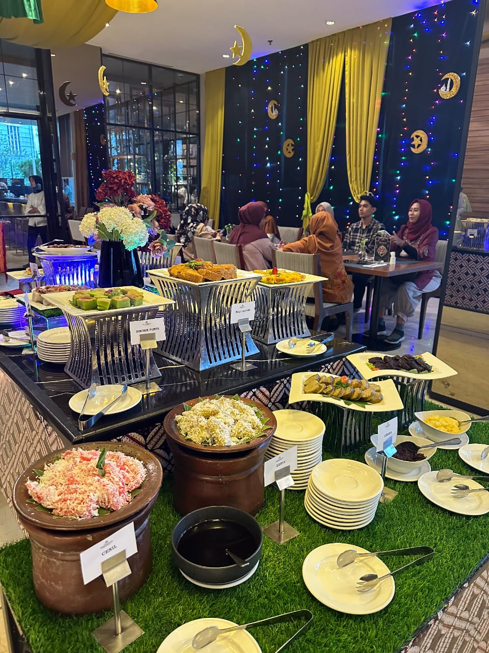 NIKMATI: Para tamu Hotel  GranDhika Setia Budi Medan menikmati sajian hidangan Nusantara untuk berbuka puasa.