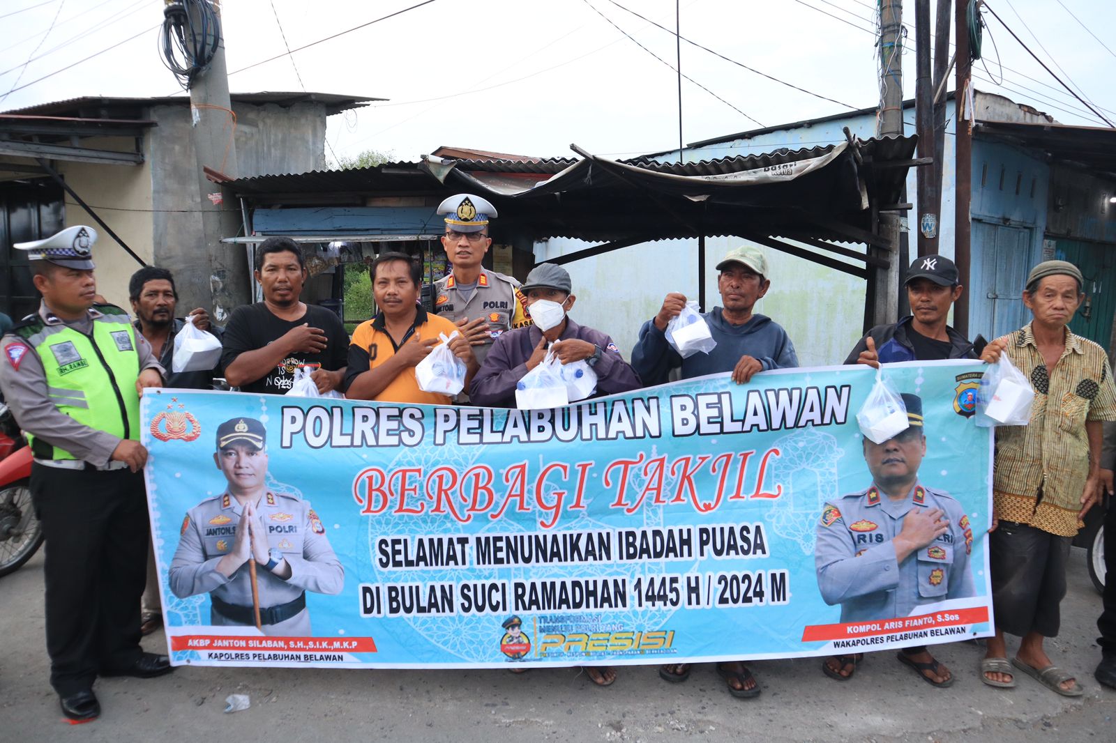 Sat Lantas Polres Pelabuhan Belawan saat membagikan takjil gratis kepada warga kurang mampu, Sabtu (16/3/24).