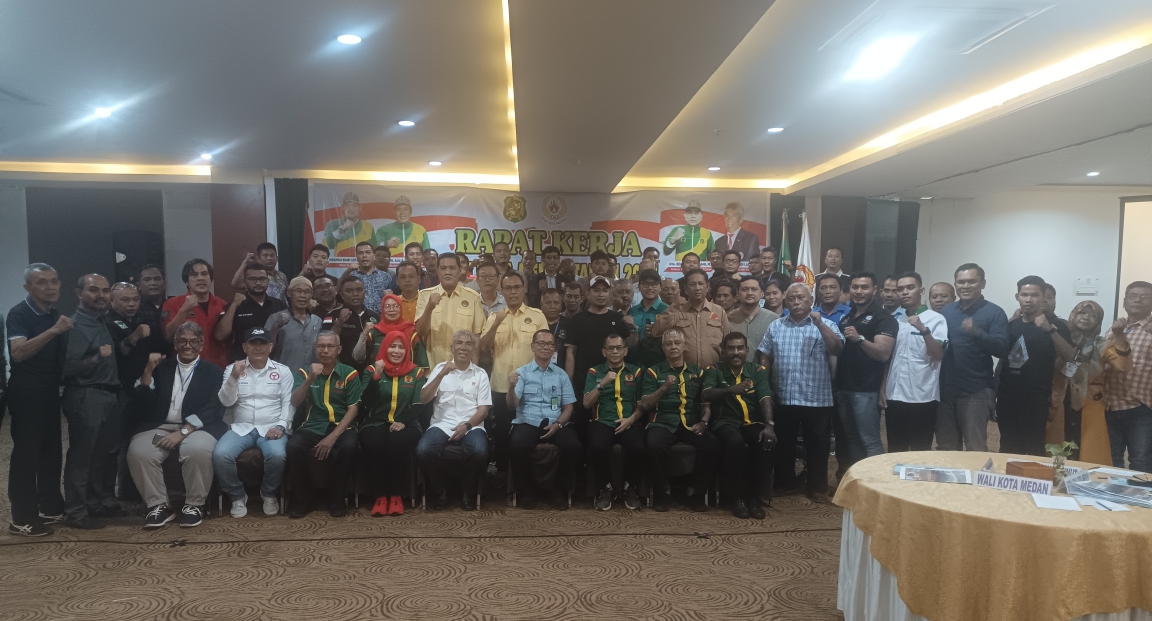 BERSAMA: Cabor peserta Rapat Kerja KONI Medan Tahun 2024 pose bersama Kadispora Medan Dammikrot Harahap SSos MSi, Ketua Umum KONI Sumut John Ismadi Lubis dan Ketua Umum KONI Medan Drs Eddy H Sibarani