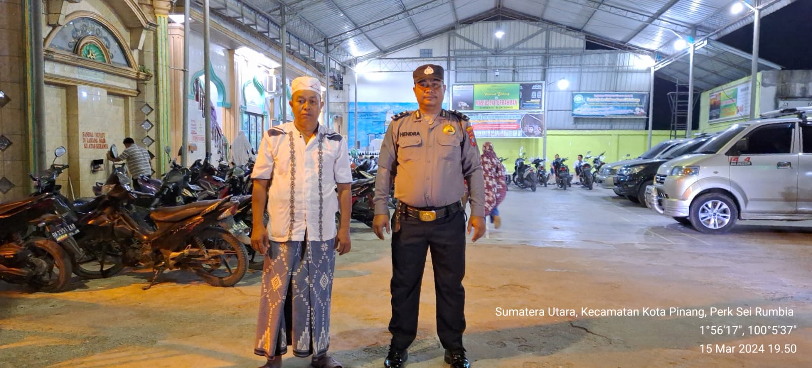 Personel Polsek Kotapinang Polres Labusel saat bersiaga di Masjid.