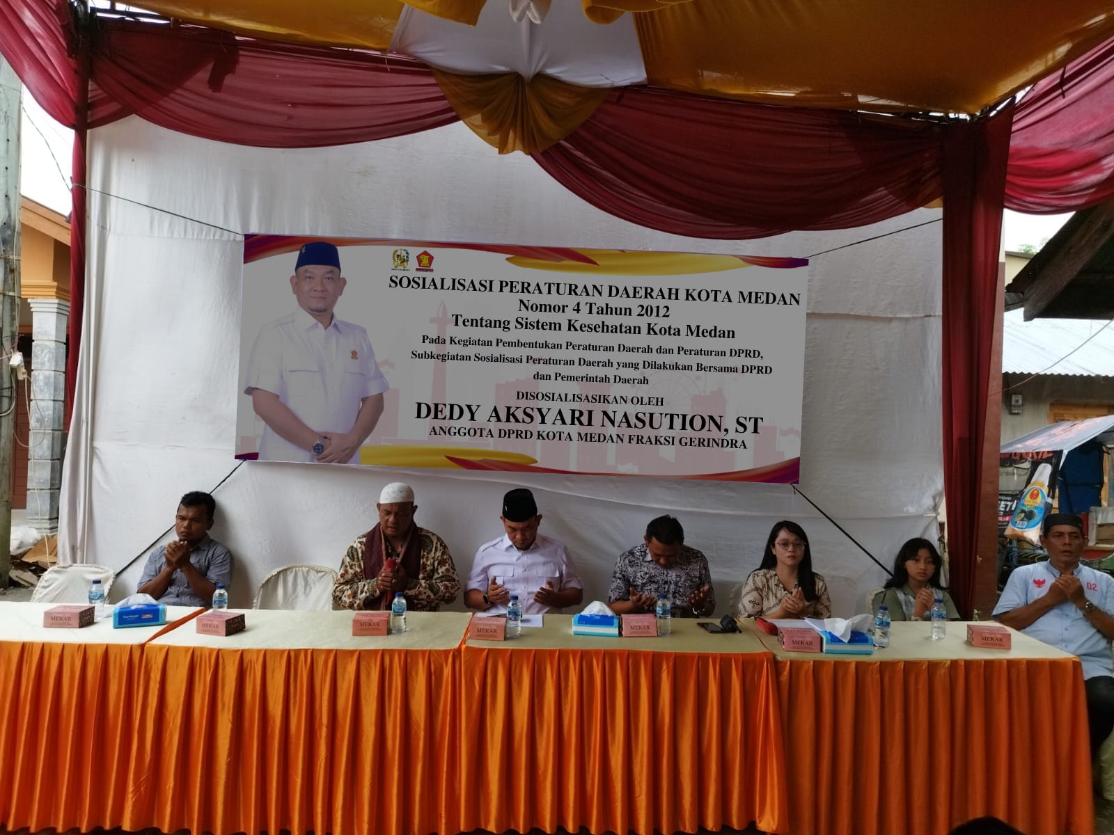 Dedy Aksyari Nasution ST saat menggelar Sosialisasi Produk Hukum Daerah Kota Medan No.4 Tahun 2012 tentang Sistem Kesehatan Kota Medan di Jalan Kemiri 2, Kelurahan Sudirejo II, Kecamatan Medan Kota.