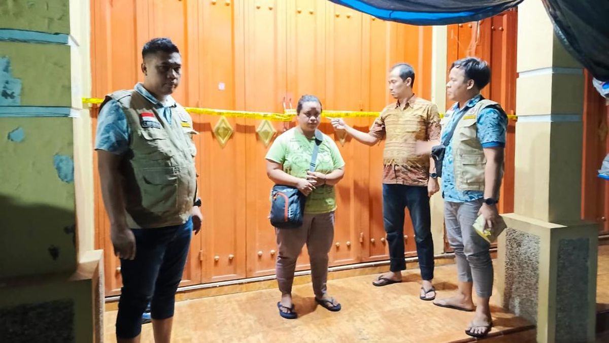 GEREBEK: Satreskrim Polres Malang menggerebek gudang di Desa Kidal, Kecamatan Tumpang. Tiga pelaku ditangkap karenamengemas ulang beras dari Bulog jadi beras premium.