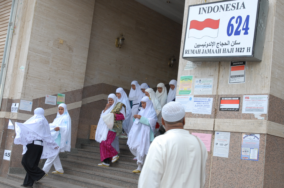 istimewa JAMAAH HAJI: Jamaah haji Indonesia keluar dari pemondokan di Mekkah. Kemenang saat ini mengkaji pengurangan masa tinggal di Tanah Suci. 