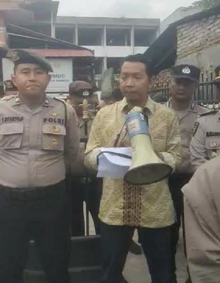 ASPIRASI: Ketua Koordinator Aksi Aripsu Sumut Surya Nasution di depan Kantor Bawaslu Kota Medan Jalan Sei Bahorok Kecamatasn Medan Baru, Senin, (18/3). 