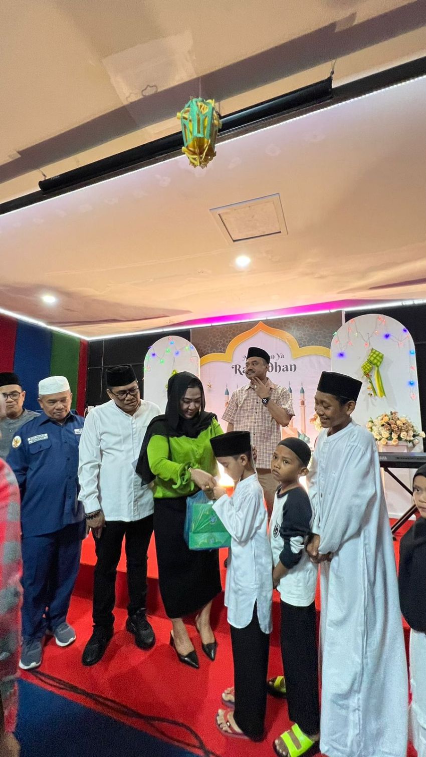 Ceo Sumut24 Rianto didampingi istri saat membarikan santunan kepada anak yatim.