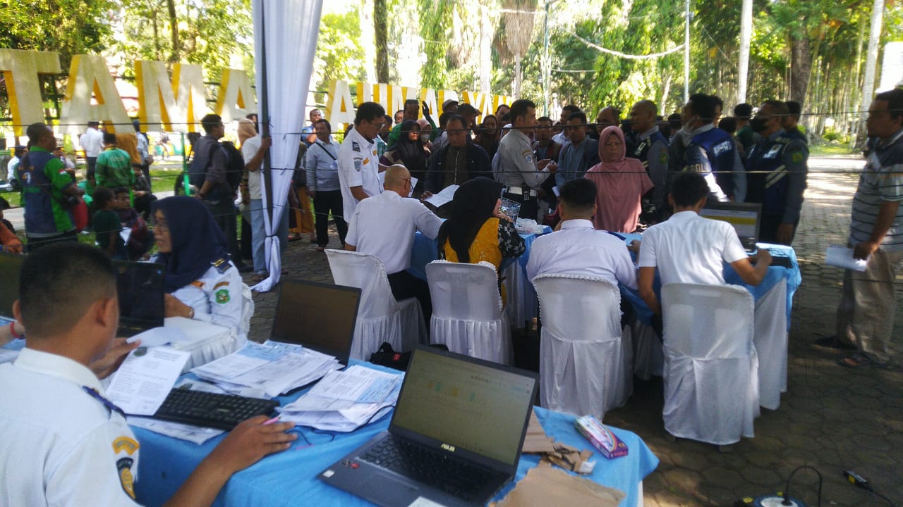 DAFTAR: Petugas Dishub Medan melakukan pendataan saat warga mendaftar ikut program mudik gratis Pemko Medan.