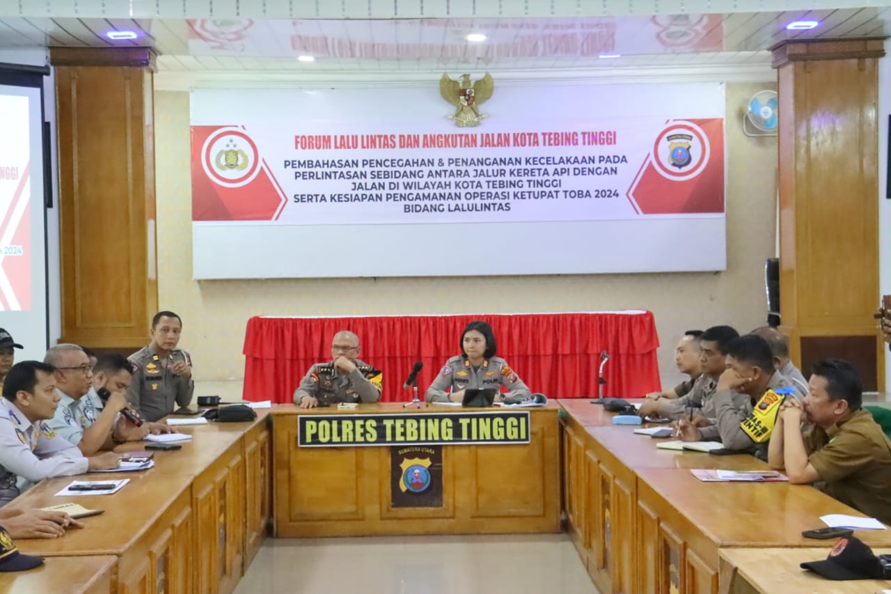 PIMPIN: Kabag Ops Polres Tebingtinggi AKBP Yengki Deswandi didampingi Kasat Lantas AKP Agnis Juwita memimpin rapat kordinasi bersama instansi terkait tentang mengatasi terjadi lakalantas Kereta Api