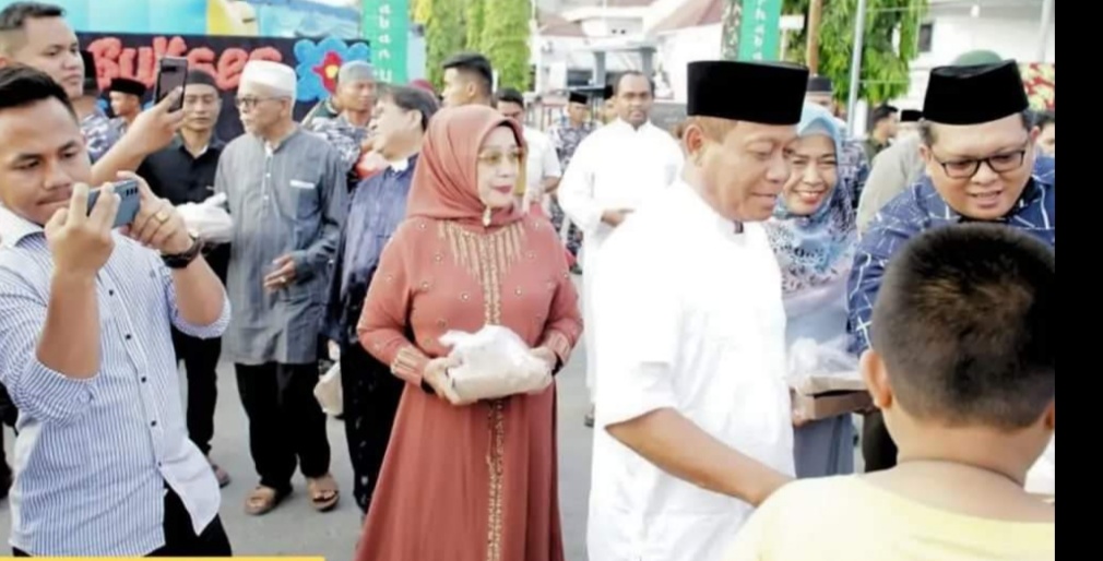 BAGIKAN: Plt. Bupati Labuhanbatu turut serta membagikan takjil berbuka puasa gratis saat perayaan HUT ke-19 Lanal Tanjung Balai Asahan. (fajar)
