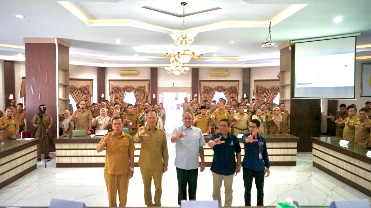FOTO BERSAMA: Pj Bupati Langkat, H M Faisal Hasrimy foto bersama dengan peserta bimtek.