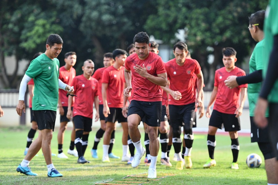 LATIHAN: Para pemain Timnas Indonesia melakukan sesi latihan fisik dan taktik menjelang laga melawan Vietnam.