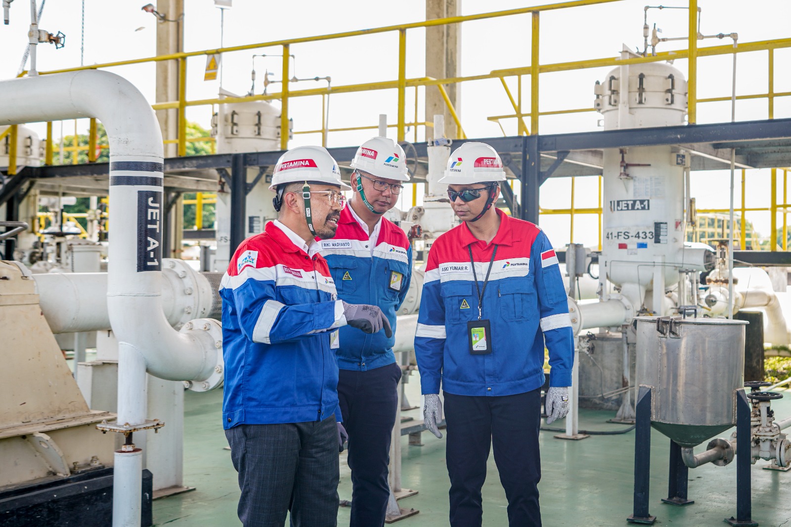 CEK: Direktur Utama Pertamina Patra Niaga, Riva Siahaan saat melakukan pengecekan langsung di AFT Kualanamu, Kabupaten Deliserdang.(dok Pertamina PPN Sumbagut)