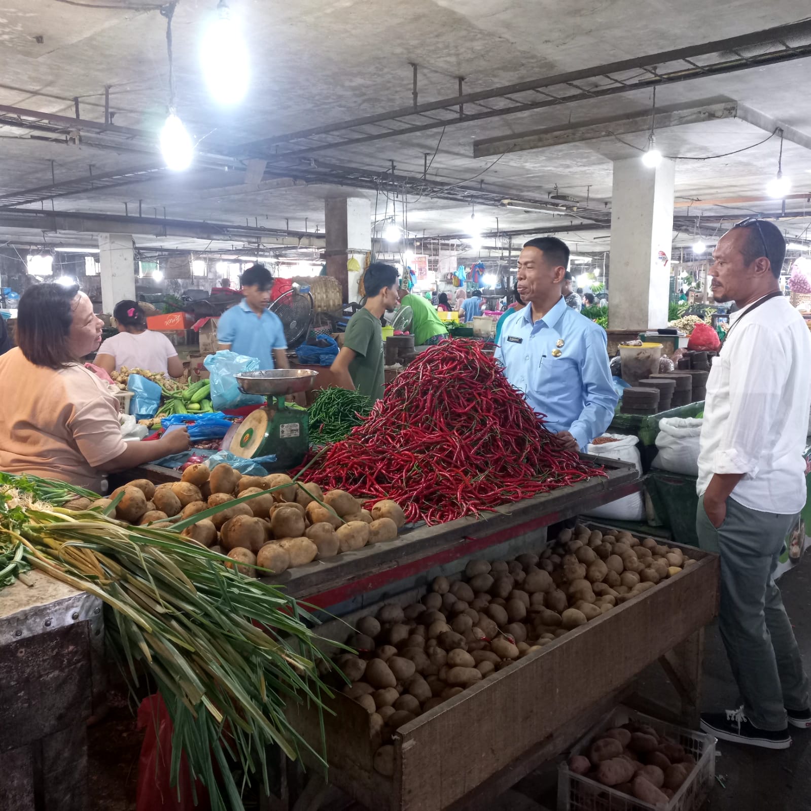 TINJAU: Dirut PUD Pasar Kota Medan, Suwarno, didampingi Kepala Pasar Petisah Bananda Suandi saat tinjau harga bahan pokok di sejumlah pasar.