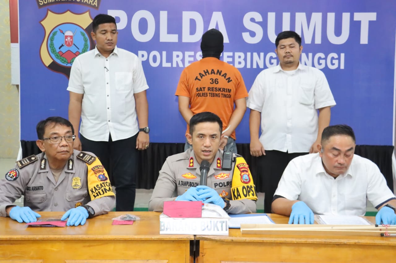 PAPARKAN: Kapolres Tebingtinggi AKBP Andreas Luhut Jaya Tampubolon didampingi Kasat Reskrim AKP Junisar Rudianto Silalahi melakukan Memaparjan  kasus terkait penangkapan Jannes yang viral mengaku nabi