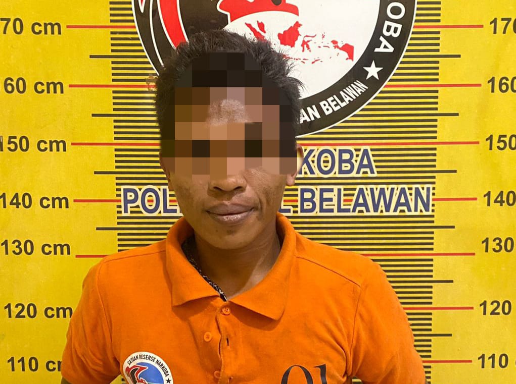 DIAMANKAN: Junaidi saat diamankan bersama barang bukti narkoba di Polres Pelabuhan Belawan.