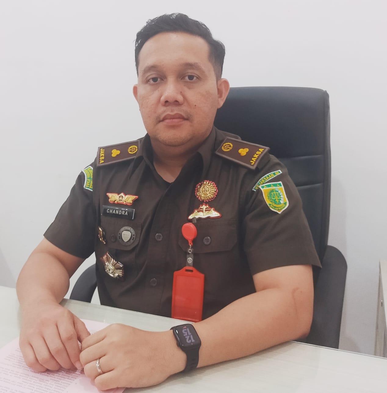 BERI KETERANGAN: Kasi Pidsus Kejaksaan Negeri Dairi, Candra memberikan keterangan terkait penanganan korupsi DD dan ADD melibatkan mantan Kades Semerparah, Kecamatan PGGS, Kabupaten Pakpak Bharat