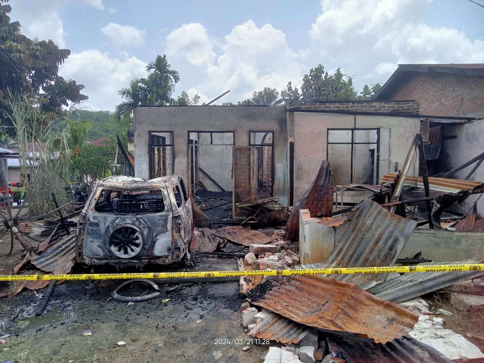 TERBAKAR: Kondisi rumah wartawan Labuhanbatu yang dibakar OTK. Ketua PWI Sumut desak polisi usut otak pelaku pembakar rumah wartawan.