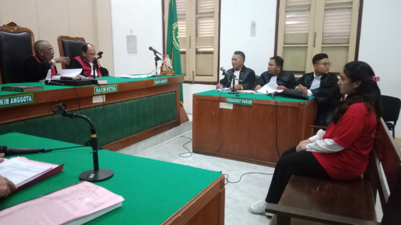 DIADILI: Sarah Dwi Victori Bangun, terdakwa kasus pemalsuan dokumen Diadili  di PN Medan, Kamis (21/3).