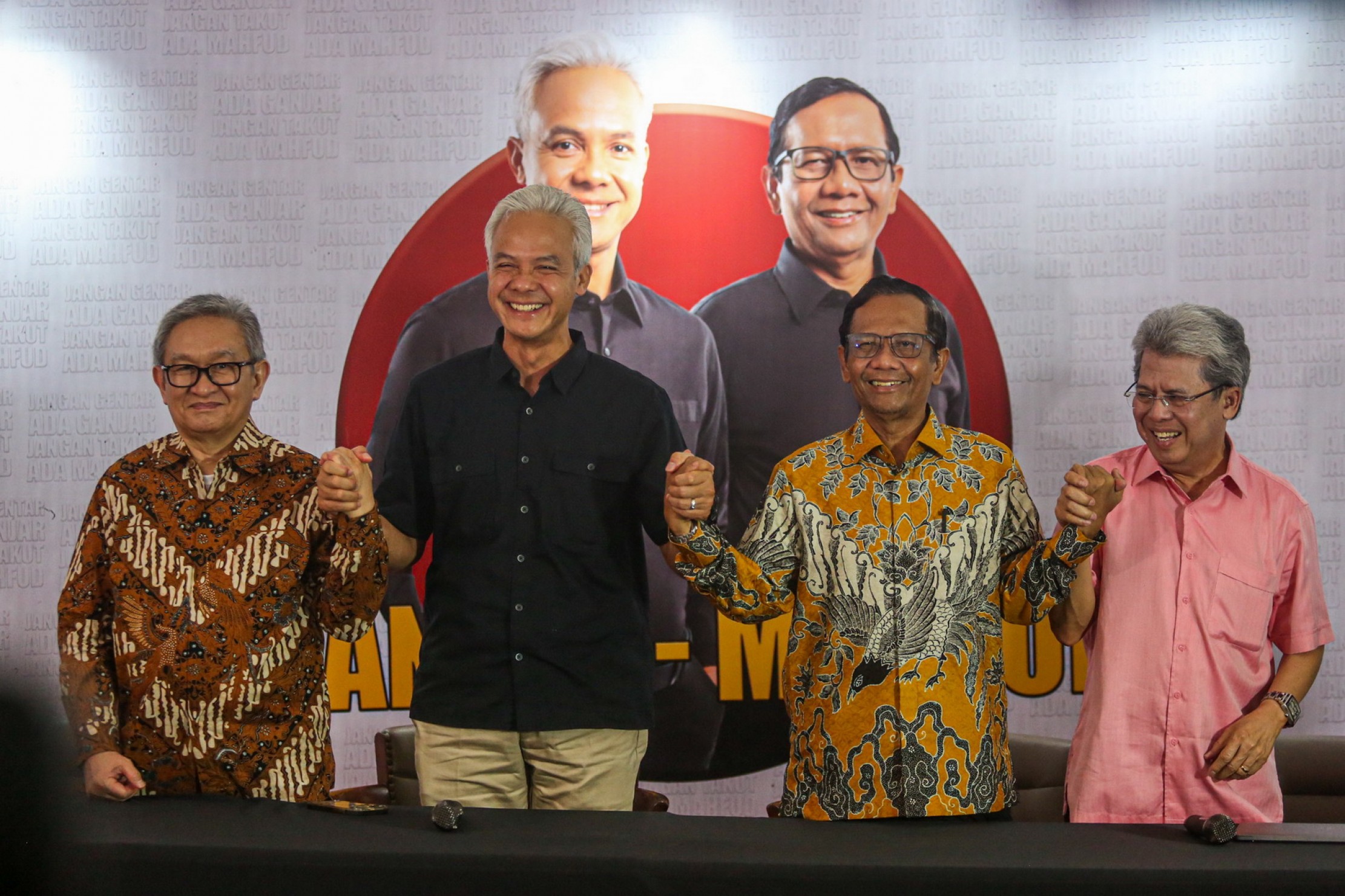 TEMU PERS: Ganjar Pranowo dan Mahfud MD didampingi Deputi Hukum TPN Todung Mulia Lubis dan Maqdir Ismail usai temu pers, Kamis (21/3)