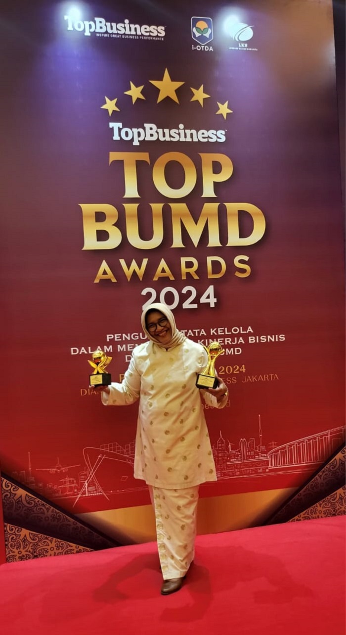 PENGHARGAAN: Direktur RS Haji Medan Provinsi Sumut dr Rehulina Ginting MKes menerima penghargaan.