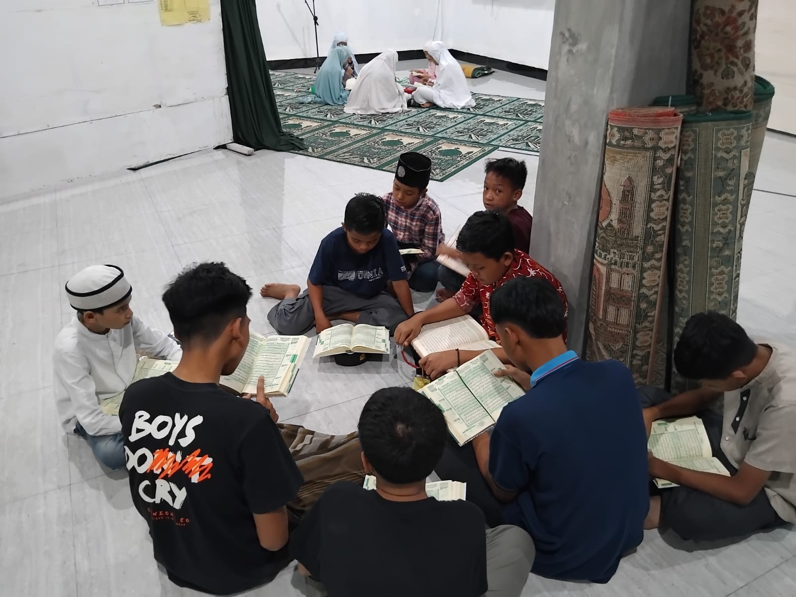 Anak-anak dan remaja rutin menggelar tadarusan Al-quran di Musala Al-Muhajirin, Jalan Idris, Lingkungan VI, Kelurahan Kwala Begumit, Kecamatan Binjai, Kabupaten Langkat.