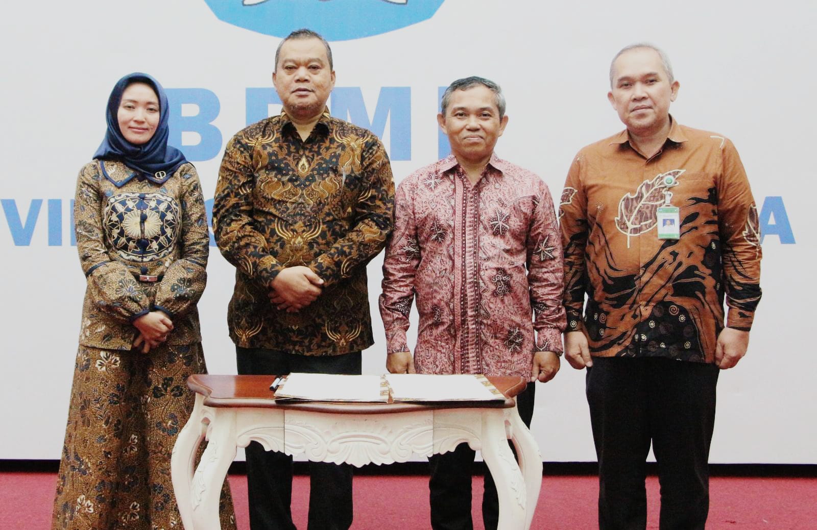BPMP: Drs Irwan Safii MPd (2 kiri) bersama Kepala BPMP Sumut Tajuddin SSi MT (2 kanan) usai kegiatan pisah sambut.ISTIMEWA.