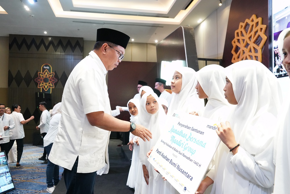 SANTUNI : Direktur Utama Bank Mandiri Darmawan Junaidi saat memberikan santunan berupa bingkisan Ramadhan kepada Anak Yatim dan Dhuafa di Medan.