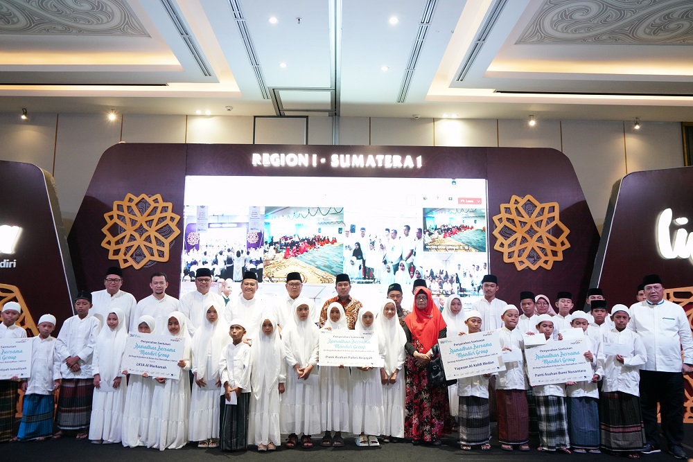 DIABADIKAN : Direktur Utama Bank Mandiri Darmawan Junaidi, Direktur Corporate Banking Riduan dan Regional CEO I/Sumatera 1 M Ashidiq Iswara diabadikan usai memberikan santunan.