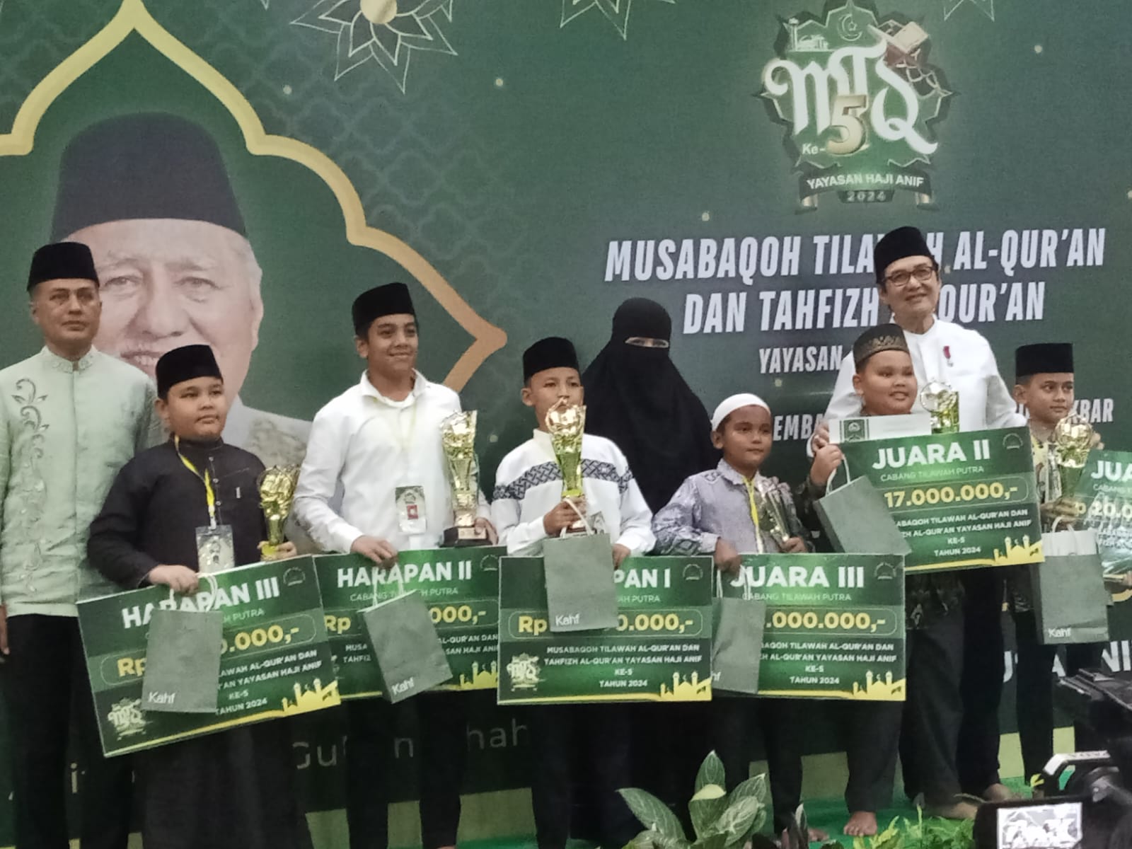 SANG JUARA: Dr H Musa Rajekshah MHum (kiri) bersama DR Tun H Rahmat Shah Gelar Datuk Seri Duta Peduka Raja dan pemenang MTQ ke-5 Yayasan Haji Anif di Masjid Al-Musannif, Sabtu (23/3) malam.