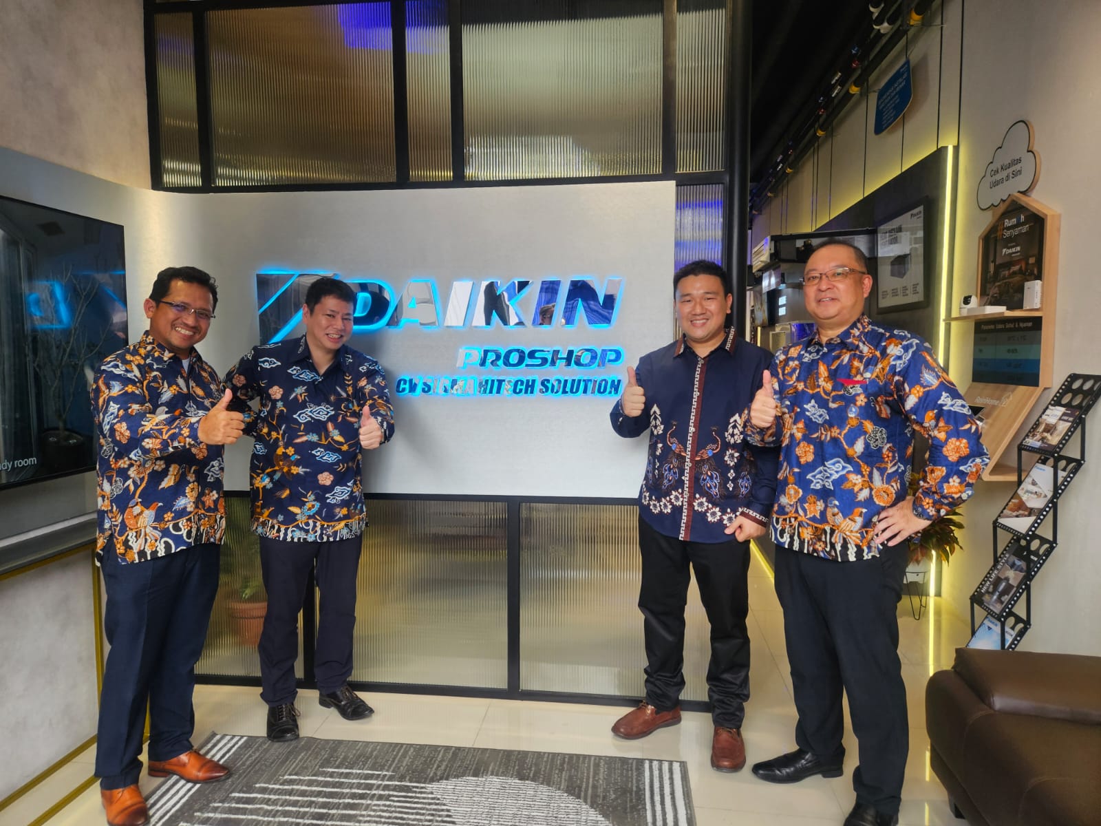 PROSHOP: Shinji Miyata, Presiden Direktur PT. Daikin Airconditioning Indonesia saat bersalaman dengan Efendy, pemilik DAIKIN Proshop Showroom Sigma Hitech di sela-sela pembukaan showroom DAIKIN.