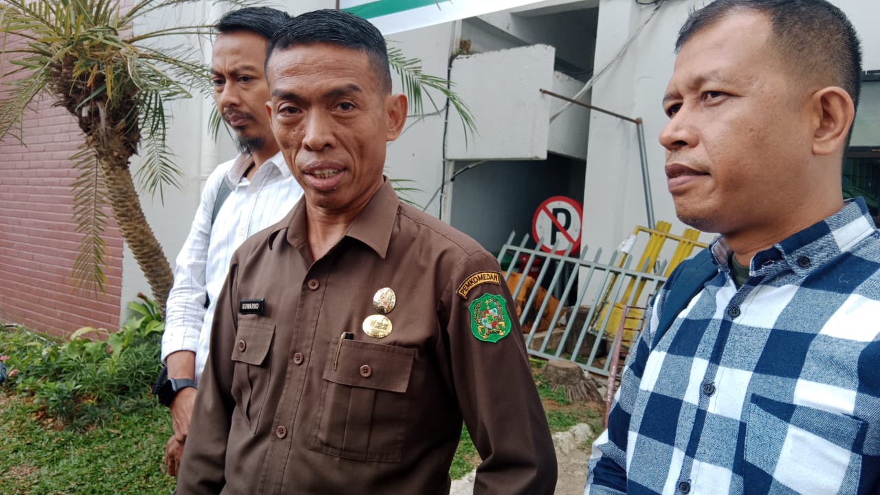 Dirut PUD Pasar Medan, Suwarno memberikan keterangan usai diperiksa Kejari Medan, Senin (25/3).