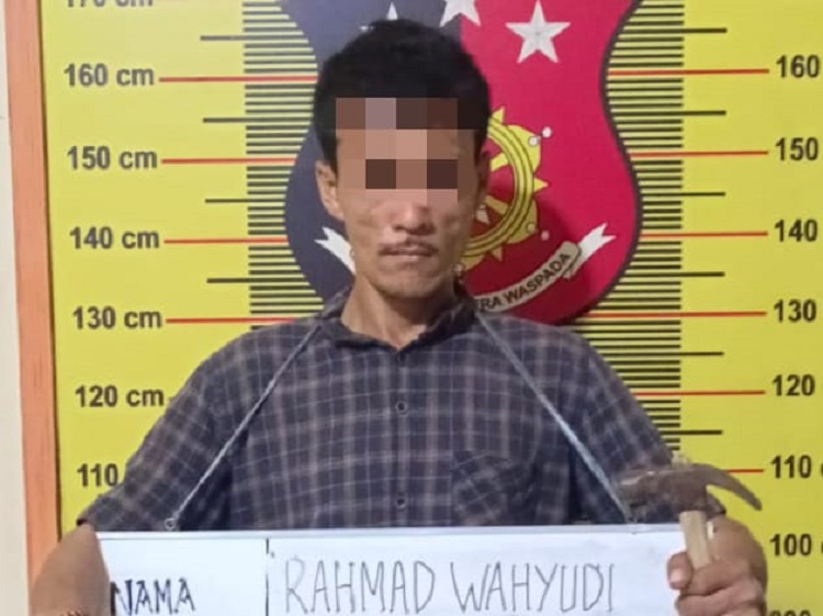 DIAMANKAN: Rahmad saat diamankan di Polsek Belawan.