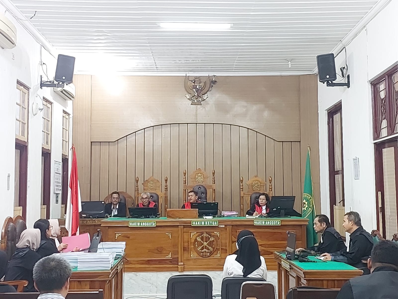 TUNTUTAN: Mantan Kepala MAN Binjai, Evi Zulinda Purba saat mendengar tuntutan yang dibacakan Tim JPU Kejari Binjai.Intelijen Kejari Binjai/Sumut Pos.