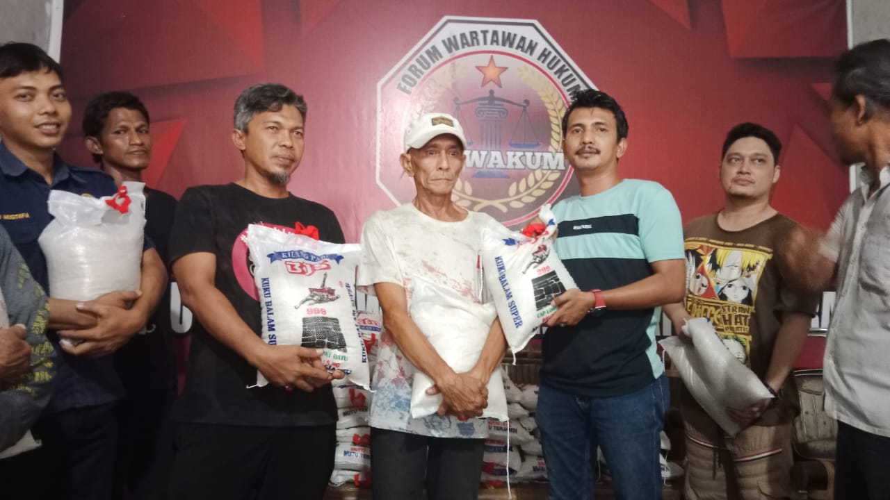 SERAHKAN:  Ketua Forwakum Sumut, Aris Rinaldi Nasution menyerahkan secara simbolis beras kepada yang membutuhkan, Selasa (26/3).
