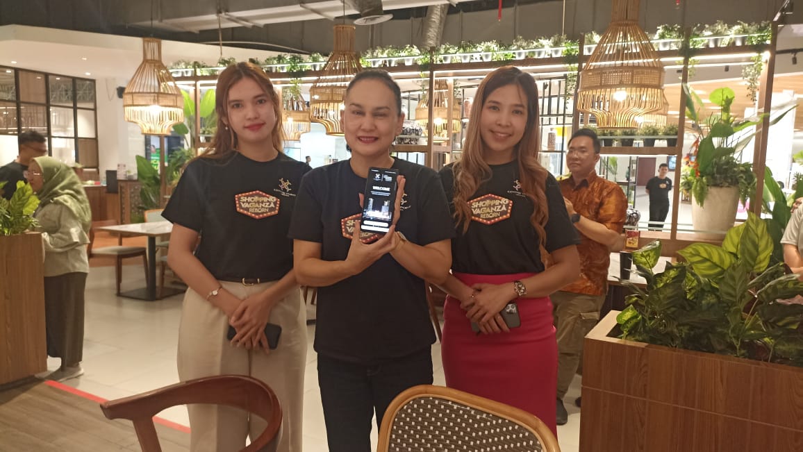 PROGRAM : General Manager Mall Centre Point, Liany Simatupang (tengah) saat menunjukkan Apps Mall Centre Point program loyalty Shopping Vaganza Reborn.