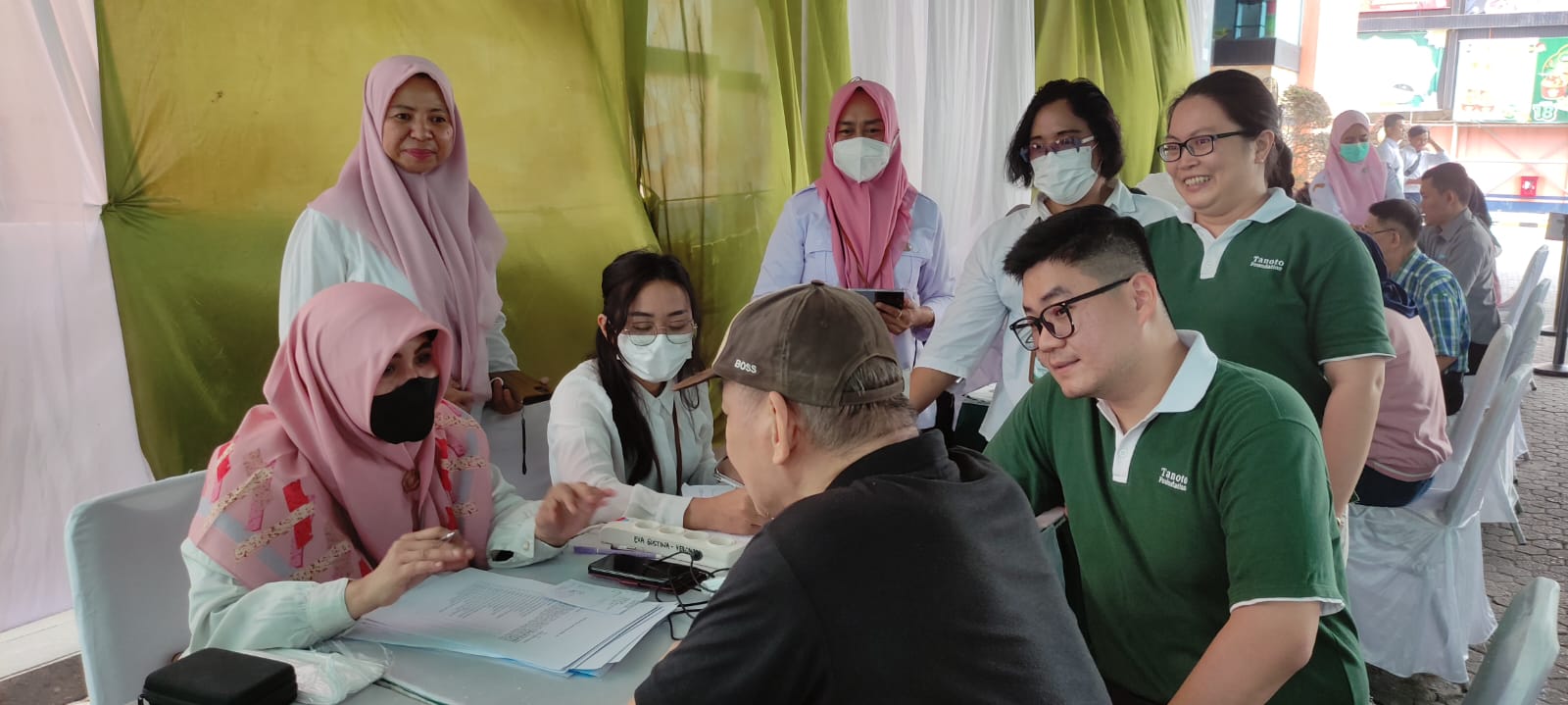 Asian Agri bersama Tanoto Foundation dan Thamrin Plaza bekerja sama dengan Dinas Kesehatan Kota Medan, menggelar pemeriksaan kesehatan gratis dan juga bazar murah minyak goreng dan beras premium.