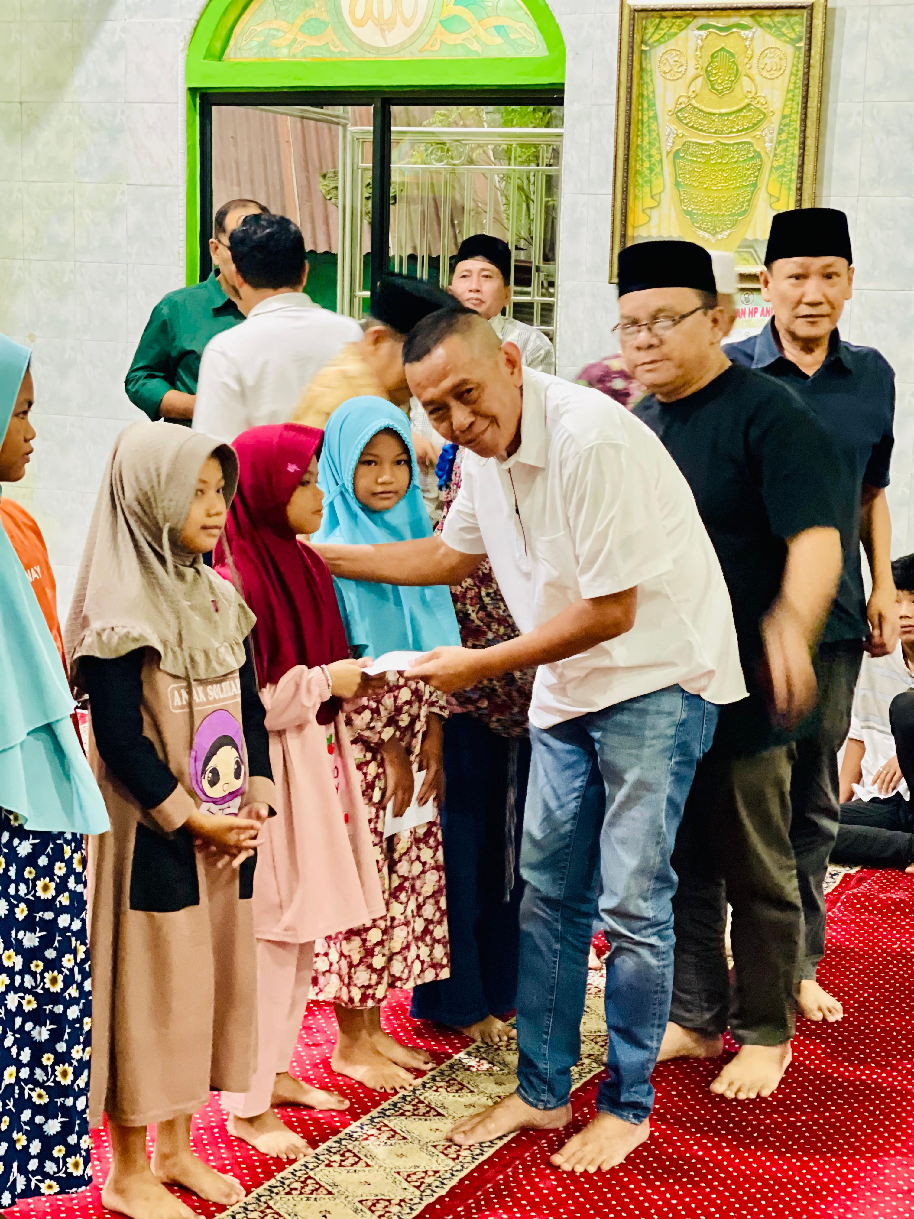 SANTUNAN: Corporate Communication AQUA, Michael Liemena memberikan santunan dari AQUA