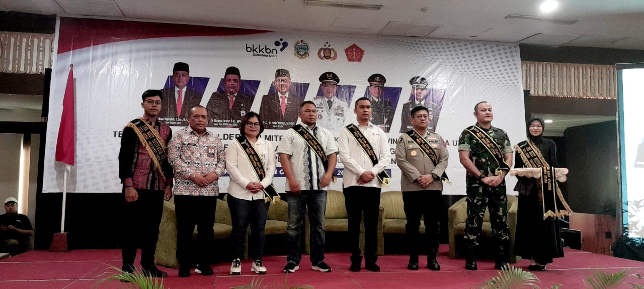 BERSAMA: Kepala Perwakilan BKKBN Sumut, Munawar Ibrahim bersama Duta Bapak Asuh Anak Stunting Provinsi Sumut, di Hotel Emerald Garden, Jalan KL Yos Sudarso Medan, Selasa (26/3). Dewi Syahruni Lubis.