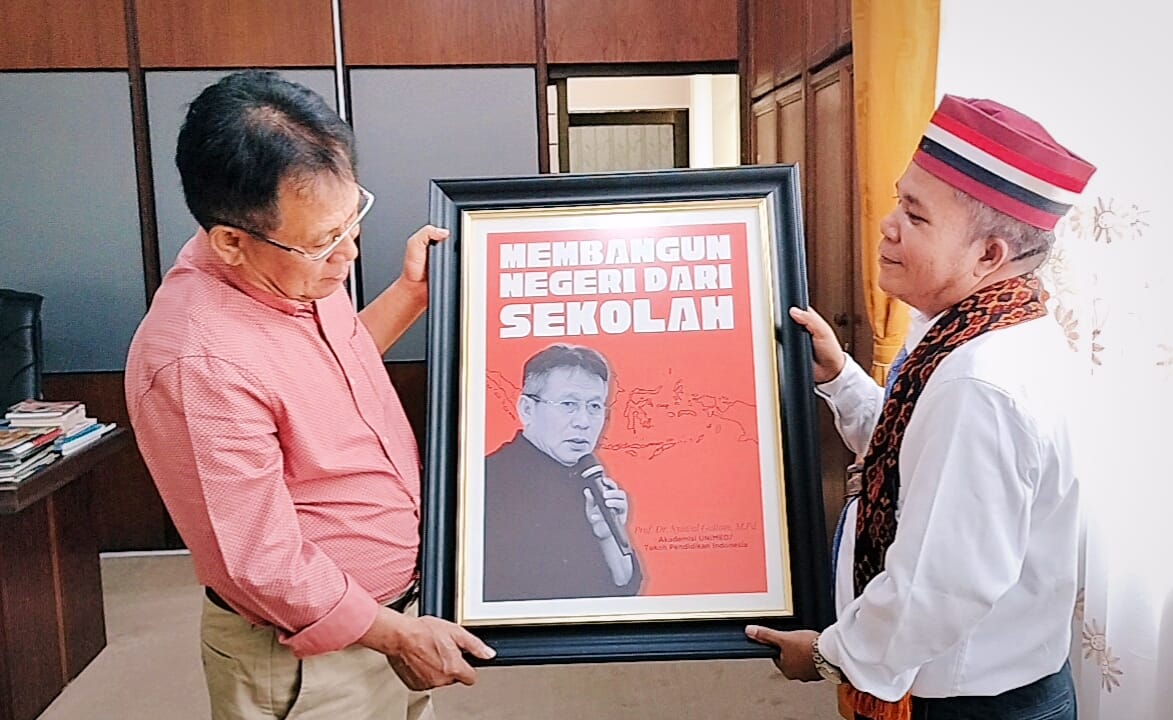 SERAHKAN: Ketua Lembaga Konsultasi Pendidikan Citra Sumatera Utara, Dr. Dionisius Sihombing serahkan penghargaan kepada Prof Syawal Gultom.(dok Unimed)