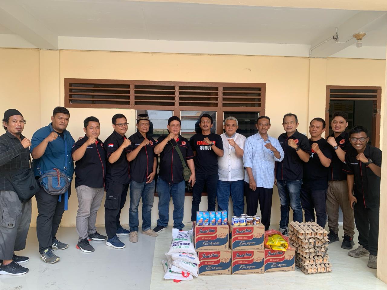 SALURKAN:  Forum Sumut menyalurkan sembako ke Panti Asuhan Darul Aitam, Kamis (28/3).