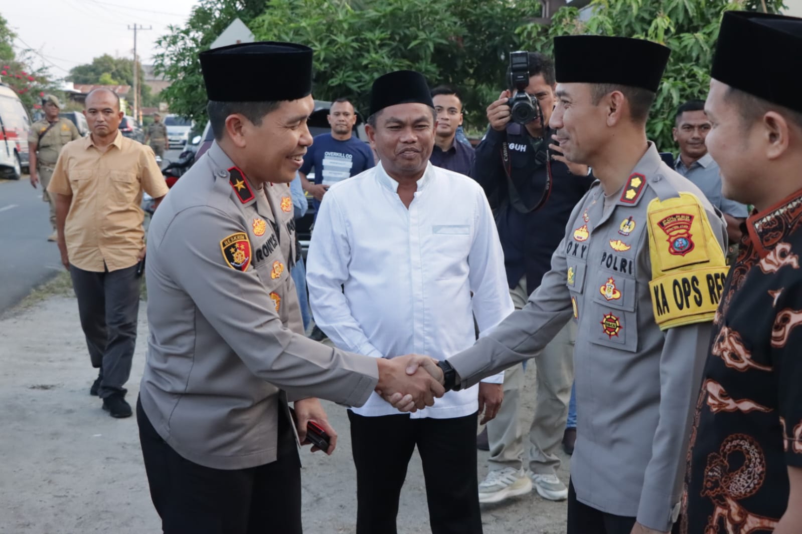 TERIMA: Kapolres Sergai AKBP Oxy Yudha Pratesta,Sik bersama Bupati Sergai H.Darma Wijaya dan Wabup Sergai H.Adlin Tambunan saat terima kunjungan Wakapolda Sumatera Utara di Mesjid Jami Nurul Hidayah S