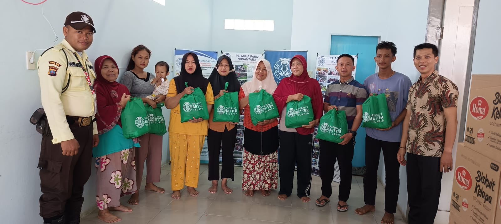 TERIMA: Masyarakat sekitaran wilayah operasional perusahaan menerima parcel lebaran dari RSI PT Aqua Fram Nusantara