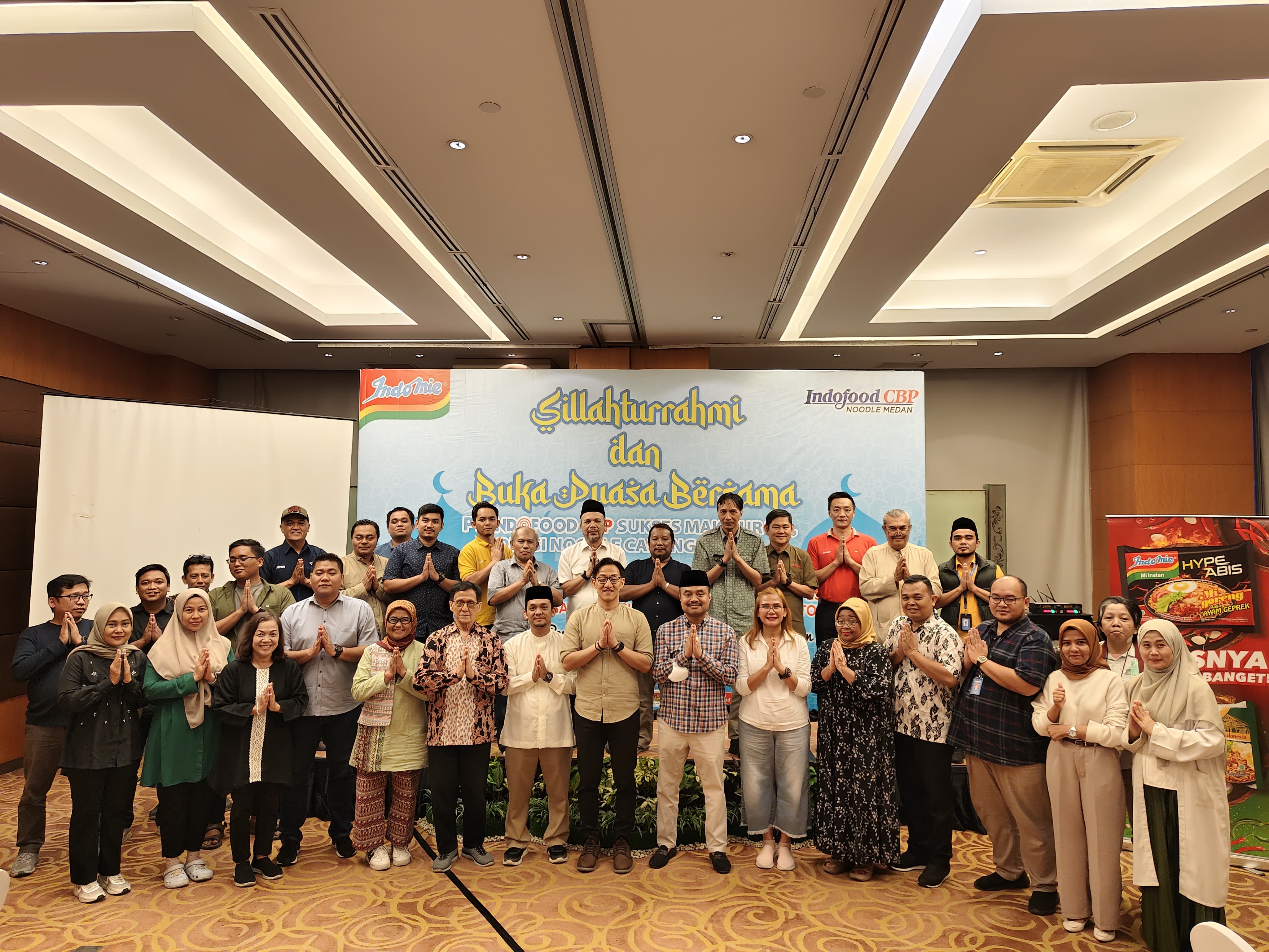 Manajemen PT Indofood CBP Sukses Makmur Tbk, divisi noodle cabang Medan mengadakan buka puasa bersama  media cetak dan elektronik, lembaga konsumen dan konten kreator di Cambrige Hotel, Selasa